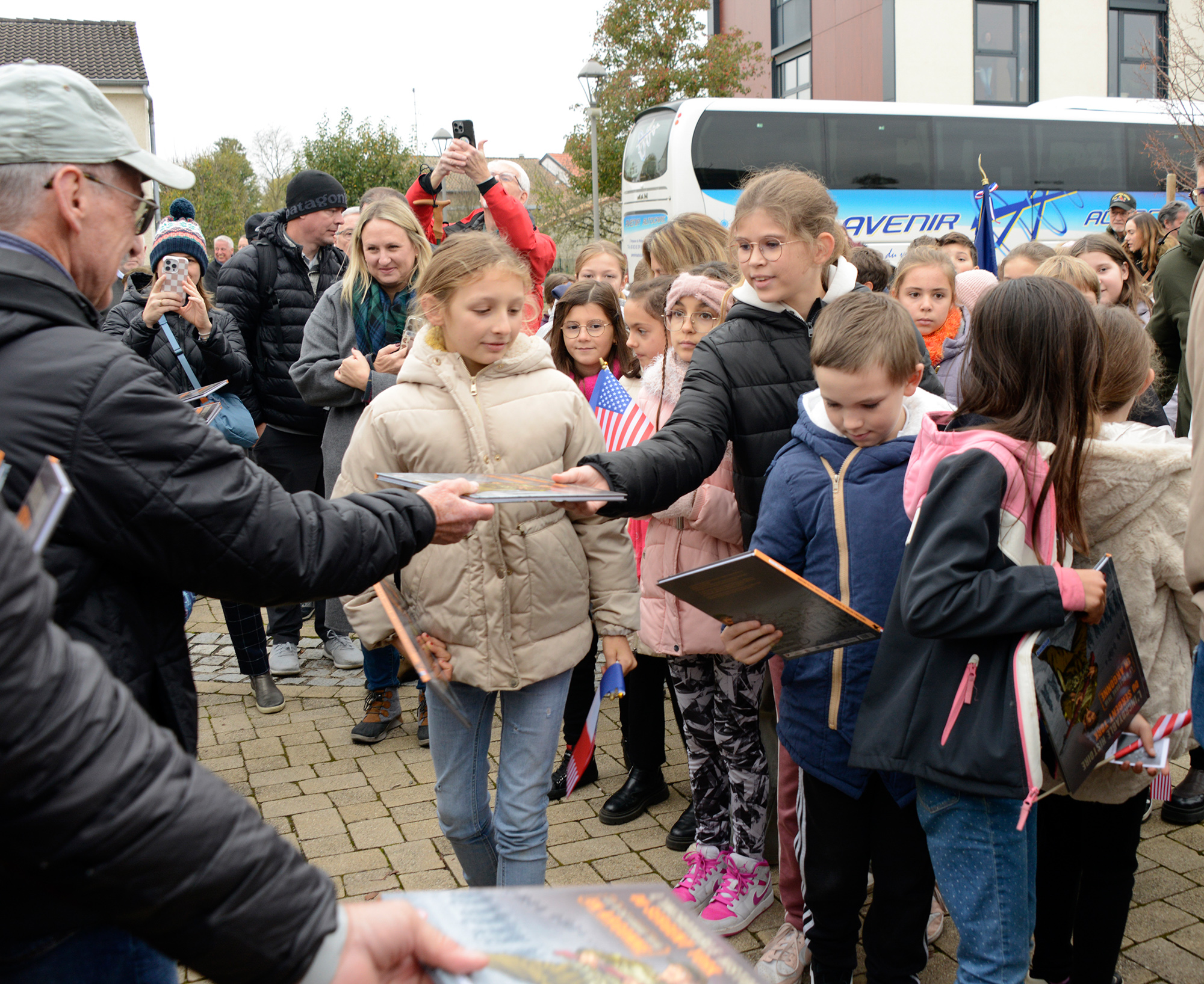 At the end of the ceremonies in Basse-Ham, the American families were given books to present to the French children. This year the graphic-style book was L’Incroyable Histoire du Sergent York: Le 8 Octobre 1918 en Argonne. The book tells the story Sergeant Alvin York of the 2nd Battalion, 82nd Infantry Division, one of the most decorated U.S. Army soldiers of World War I. While fighting in the Meuse-Argonne offensive in France, October 8, 1918, Sergeant York led an attack on a German machine gun nest, gathered 35 machine guns, killing at least 25 enemy soldiers and capturing 132 prisoners. For his actions, Sergeant York received the Distinguished Service Cross, the French Croix de Guerre and the Congressional Medal of Honor. The film Sergeant York, in which Gary Cooper plays the role of Alvin York, was released in 1941. The film won two Academy Awards.