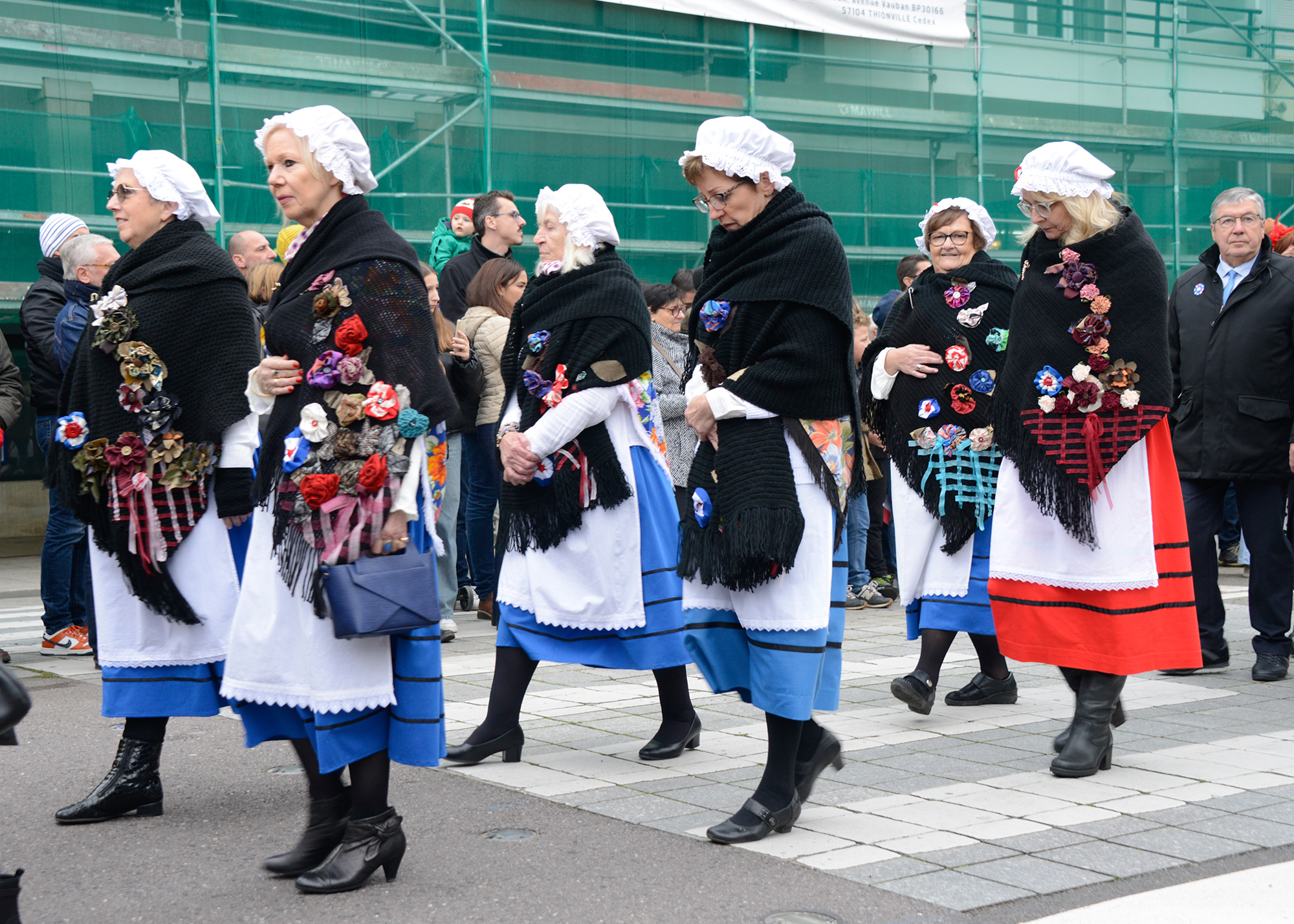 Members of Souvenir Français (French Remembrance) of Thionville march in the parade. - This Thionville association has been active for over 100 years.