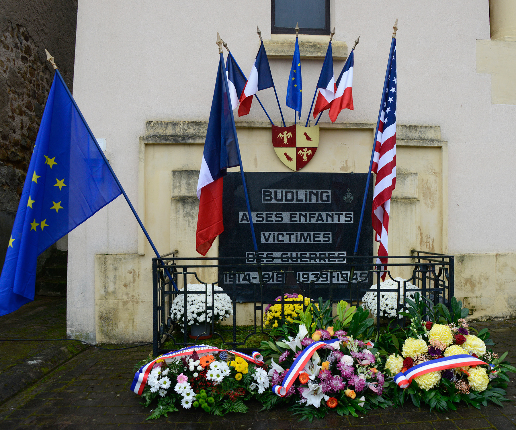 Memorial to the victims of WWI and WWII in Budling.