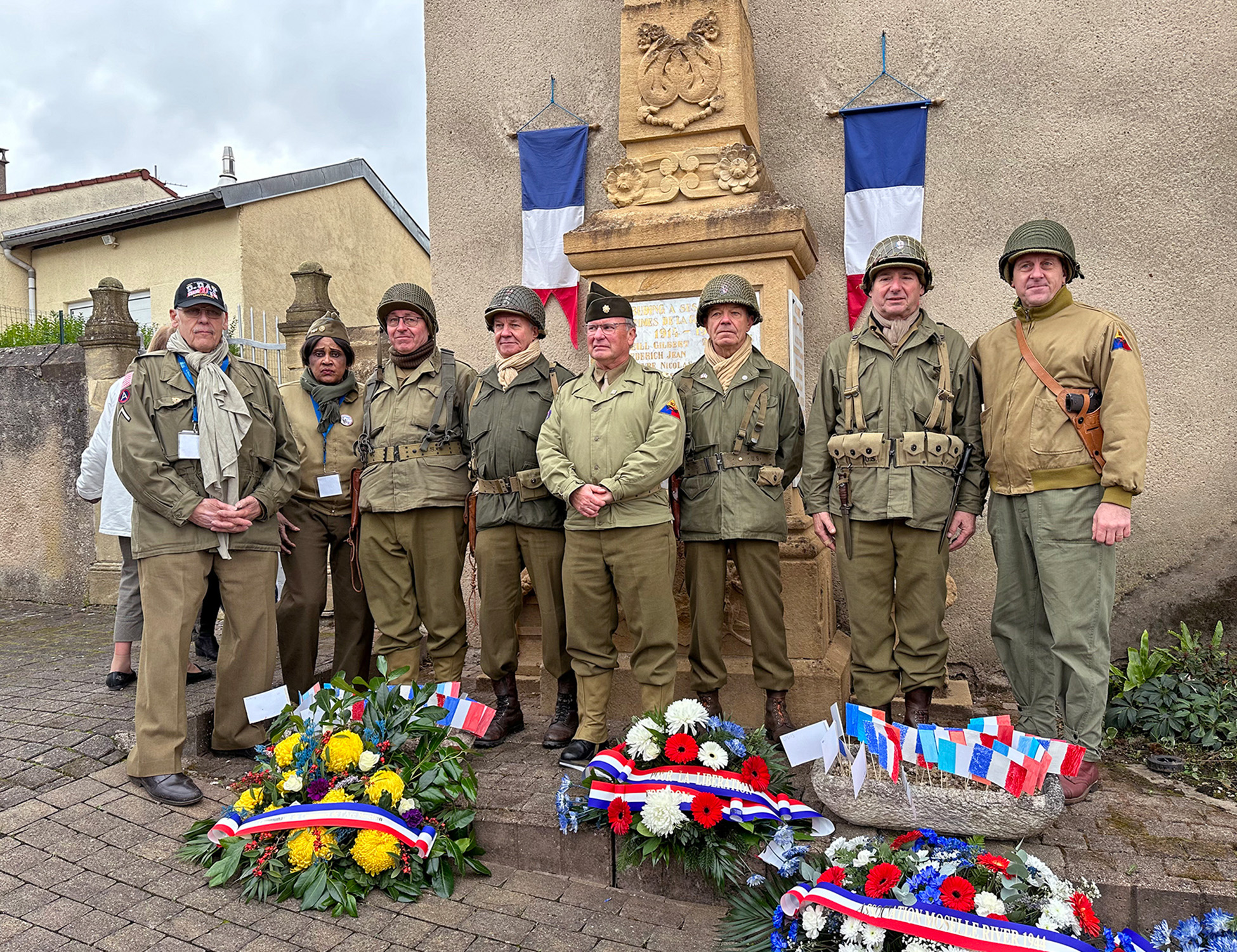 Members of the CEVM gather in front of the war memorial in Buding: Jacques Eberlé, Maria Dia, Pascal Kill, Alain Grandclair, Philippe Dorn, Michel Grandclair, Gérard Dodeller and Adrien Escudier.