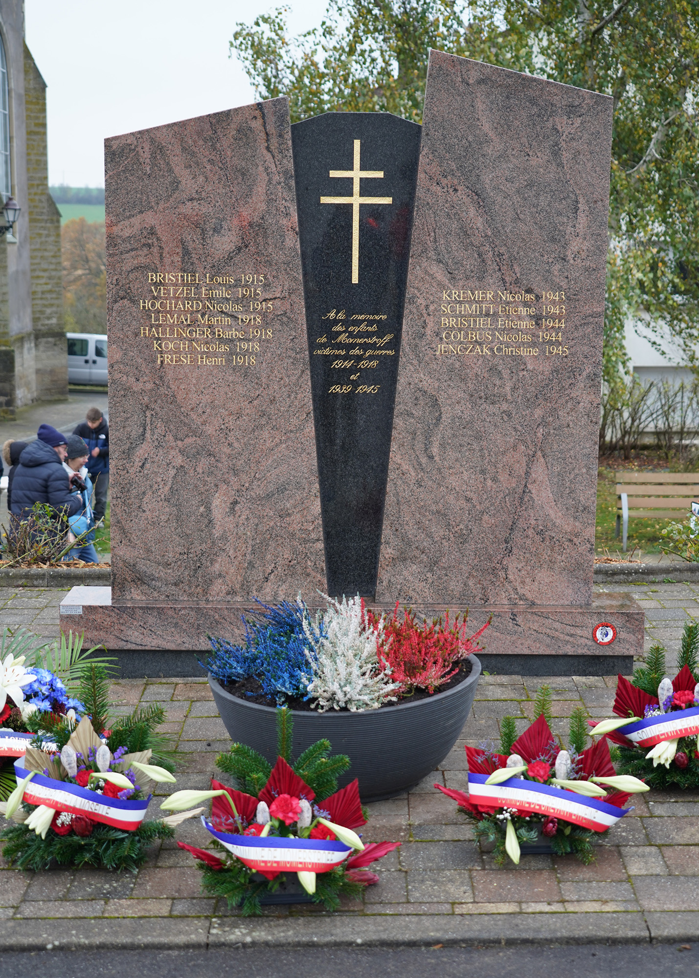 This memorial is dedicated to members of the Momersrtroff community who lost their lives during WWI and WWII.