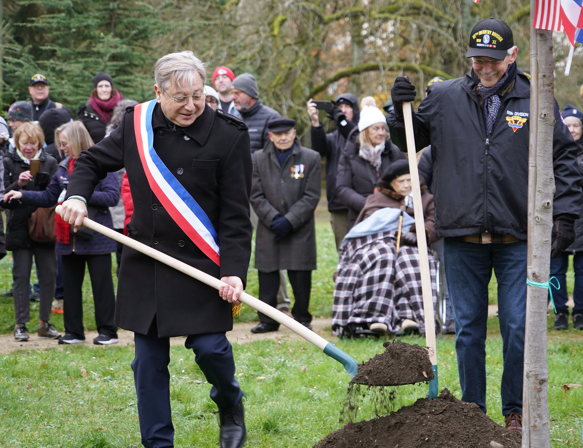 Mayor François Grosdidier and 95th Division Legacy Association President Clif Twaddle plant a holm oak (Quereus ilex) in commemoration of the 80th Anniversary of the Liberation of Metz.