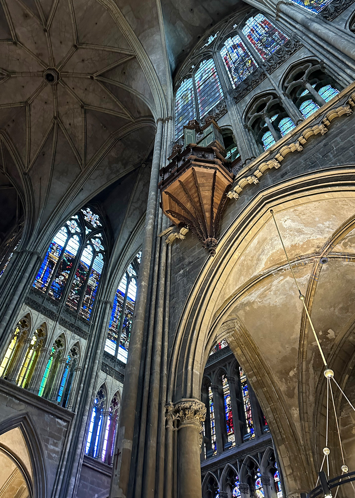 When Metz celebrated the cathedral’s 800th birthday in 2020, the State made a public request to create modern glass windows. The Korean artist Kimsooja won the public contest. Kimsooja’s rainbow-colored windows are placed in the middle level and are entitled To Breathe.