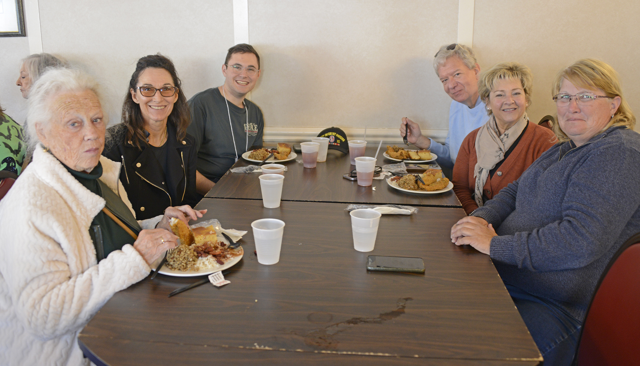 Margaret Jamison, Dawn Buckley, Théo Muller, Jim Broadway, Nancy Broadway and Kristin Whittington having lunch aboard the Nachez.